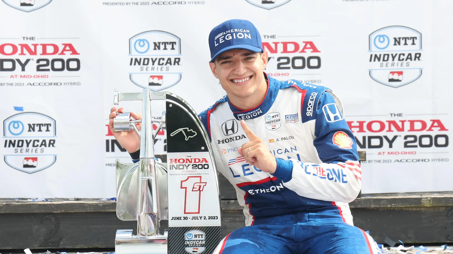 Álex Palou posa con el trofeo del Honda Indy 200 de Mid-Ohio