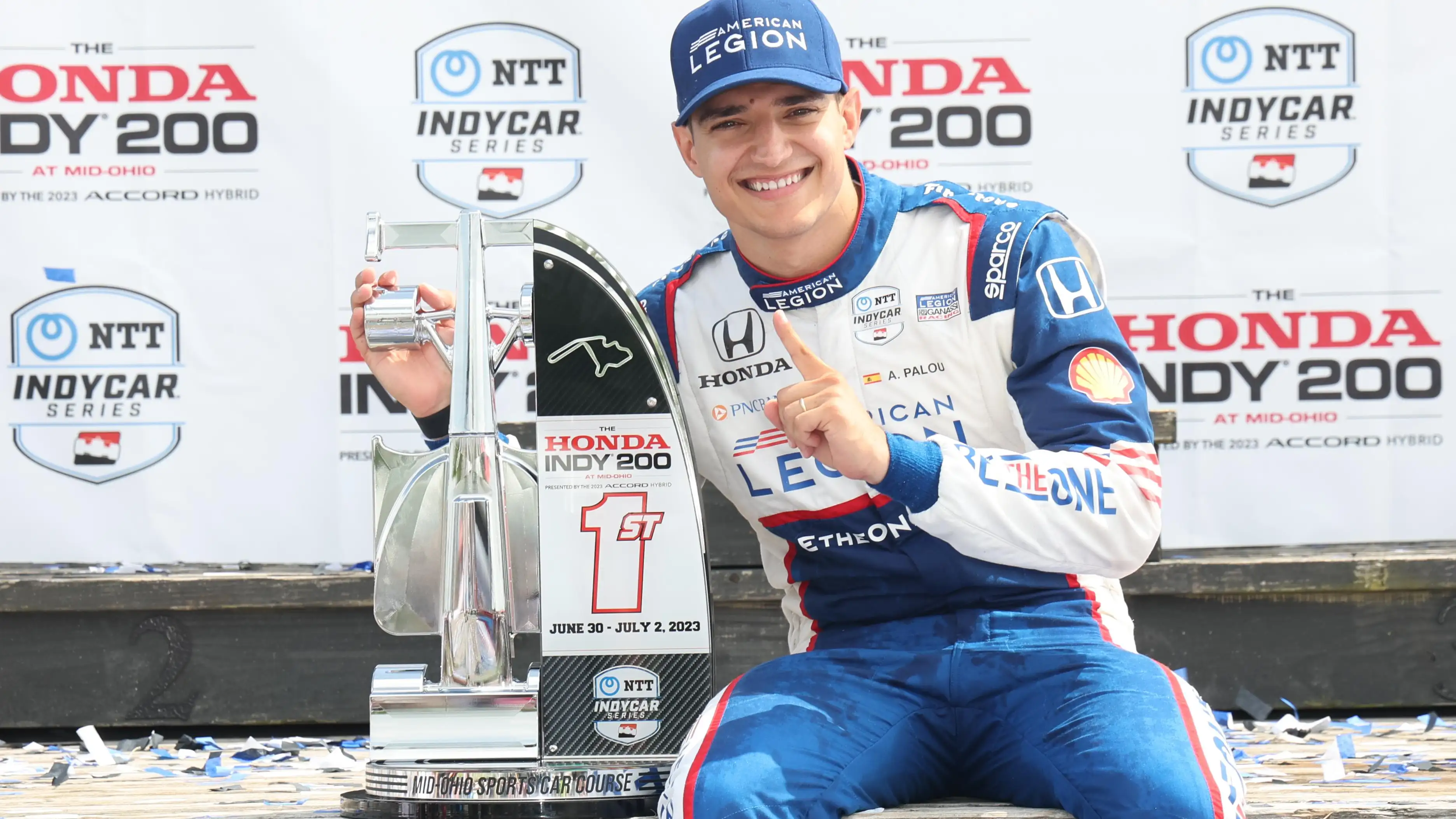 Álex Palou posa con el trofeo del Honda Indy 200 de Mid-Ohio Álex Palou posa con el trofeo del Honda Indy 200 de Mid-Ohio
