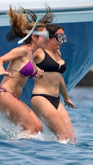 Carolina Monje saltando al agua con una amiga en Ibiza