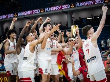 Los jugadores de la selección española sub-19 celebran el campeonato del mundo