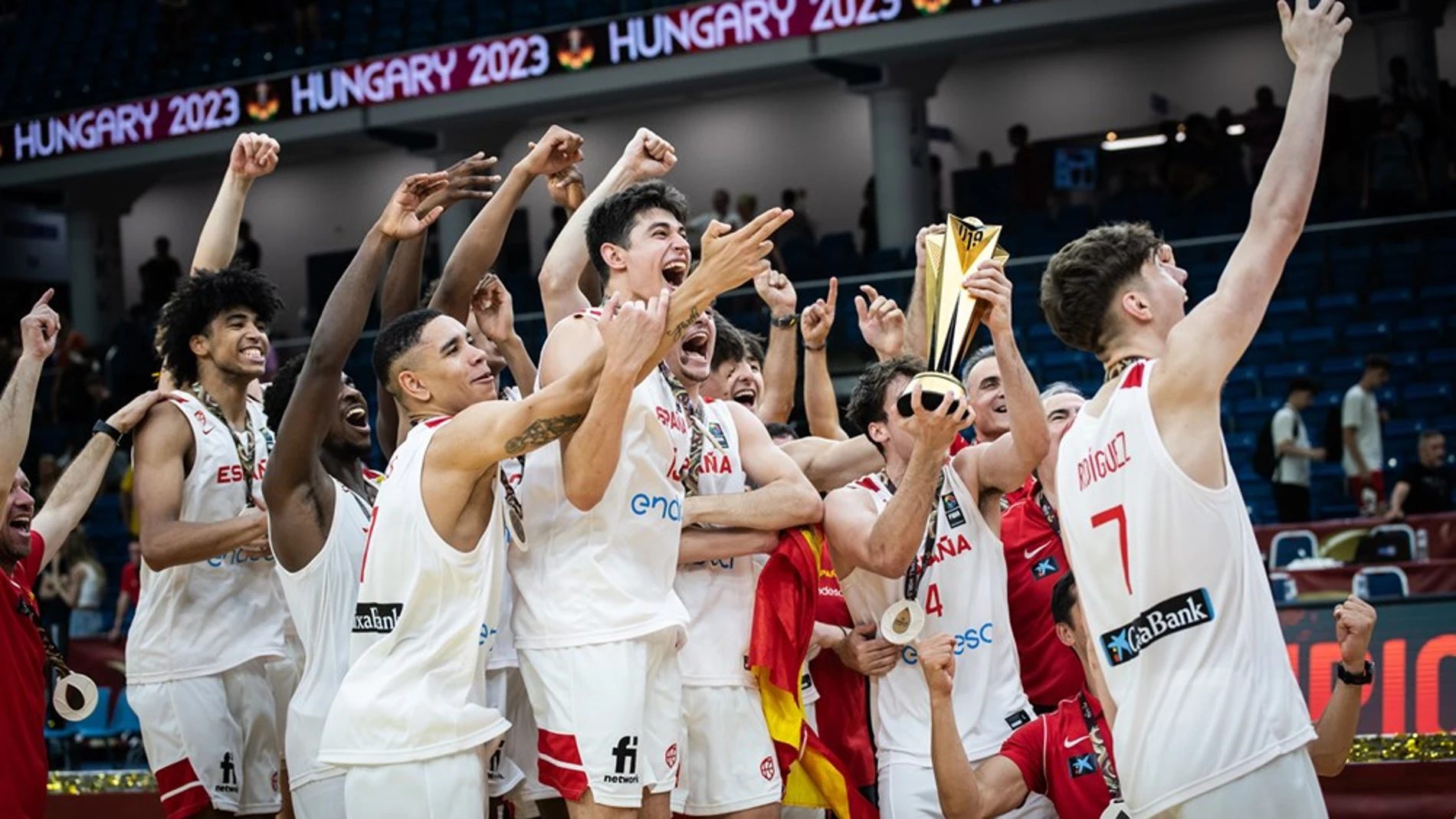 Los jugadores de la selección española sub-19 celebran el campeonato del mundo