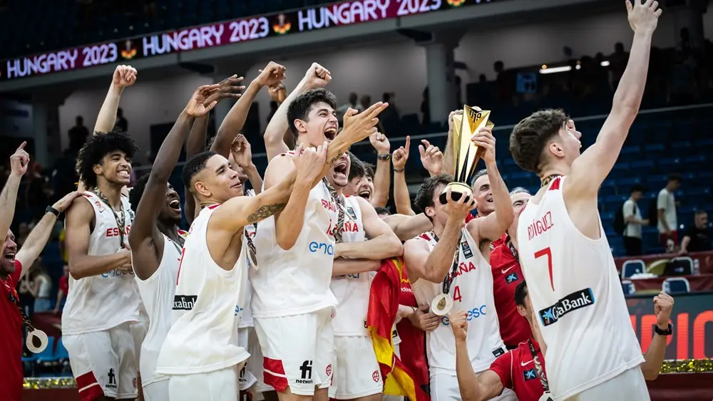 Los jugadores de la selecci&oacute;n espa&ntilde;ola sub-19 celebran el campeonato del mundo