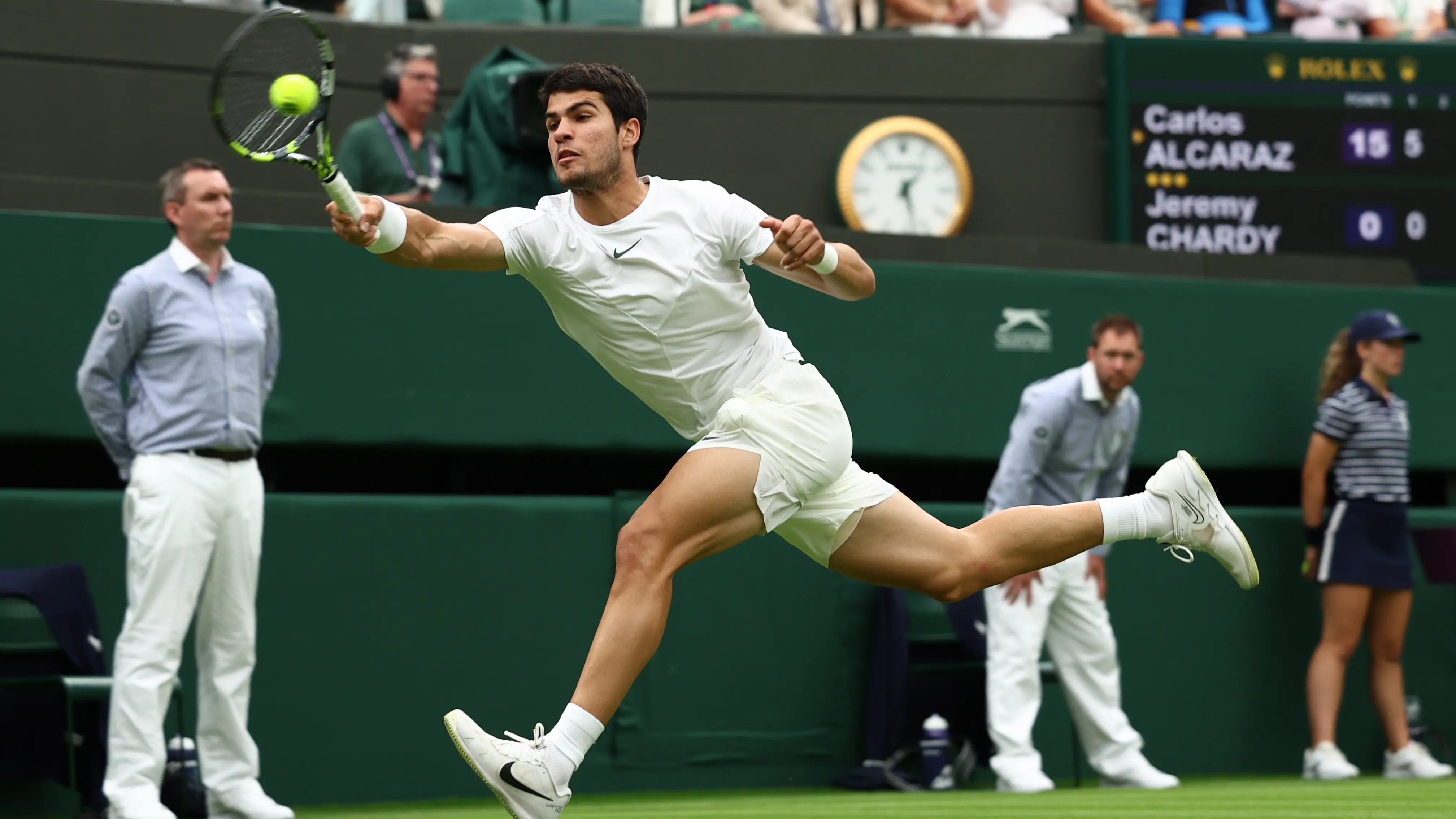 Carlos Alcaraz devuelve una bola ante Jeremy Chardy Carlos Alcaraz devuelve una bola ante Jeremy Chardy