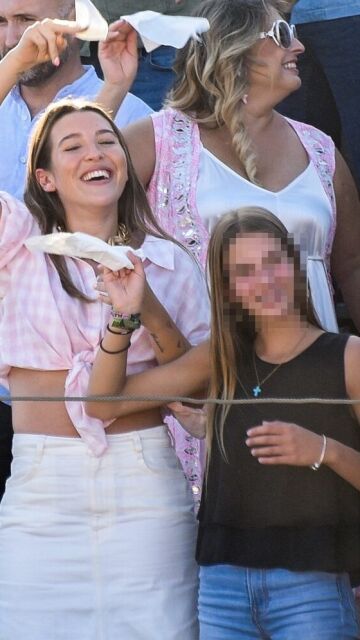 Alba Díaz y su hermana Triana felices viendo a su padre