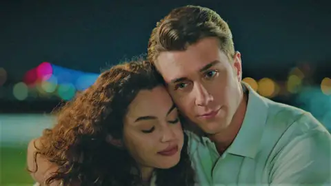 ¡Menuda sorpresa!: Doruk le pide perdón a Asiye con una inolvidable cena romántica ¡Menuda sorpresa!: Doruk le pide perdón a Asiye con una inolvidable cena romántica