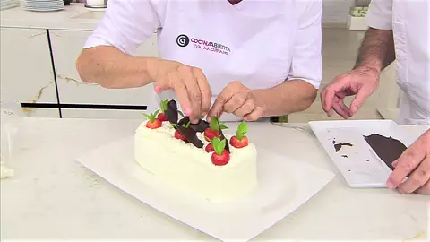 Tarta helada de nata y chocolate: “Un postre fácil para que todos puedan hacer” Eva y Karlos Arguiñano nos enseñan a preparar un dulce que nos va a ayudar a refrescarnos este verano.