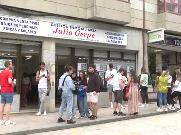 Universitarios hacen cola en una inmobiliaria para buscar piso Universitarios hacen cola en una inmobiliaria para buscar piso