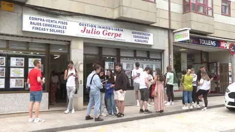Universitarios hacen cola en una inmobiliaria para buscar piso Universitarios hacen cola en una inmobiliaria para buscar piso