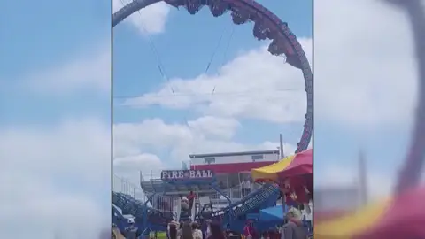 Atracción se para y deja a 8 personas colgadas boca abajo Antena 3 Noticias