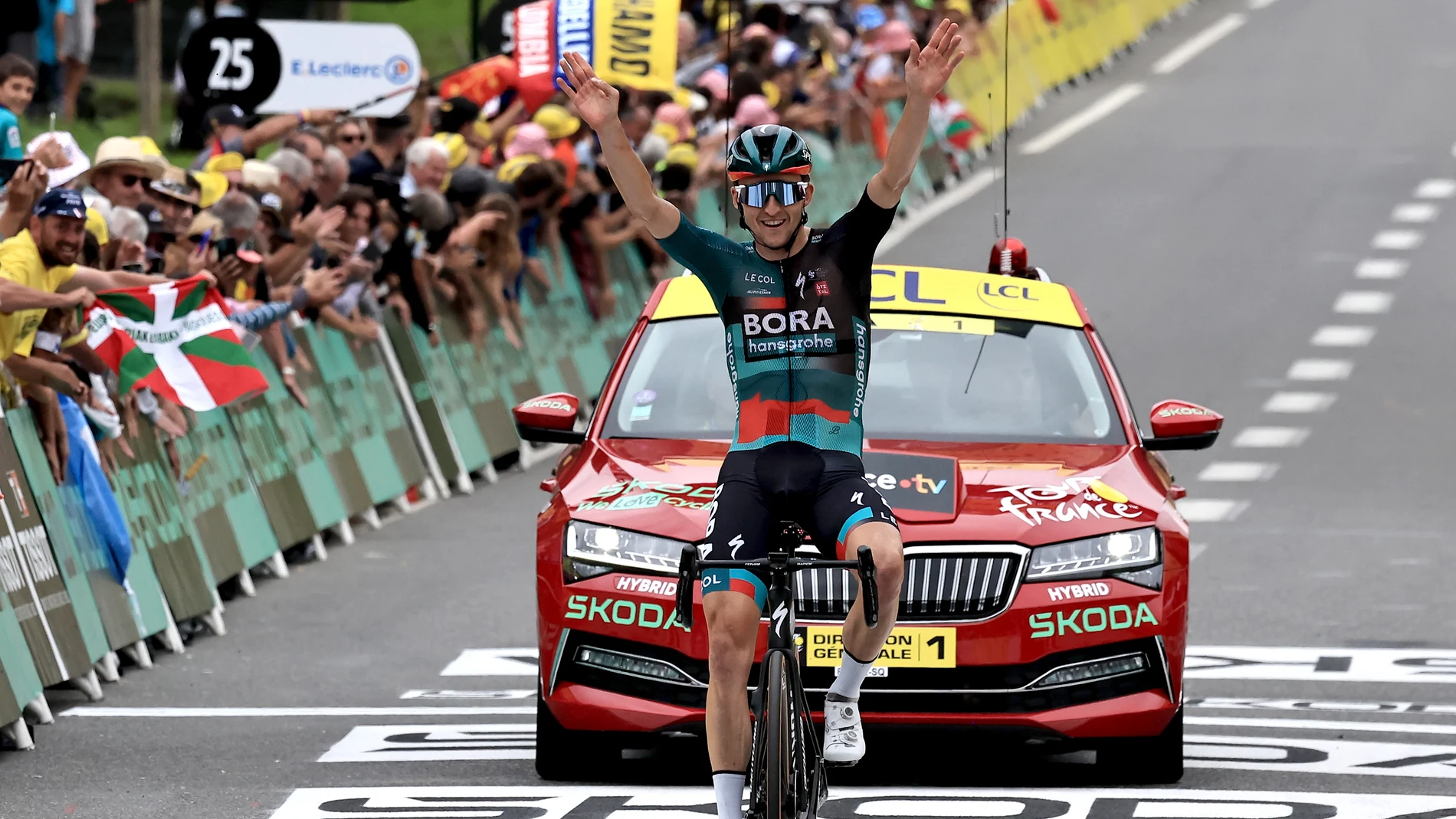 Jai Hindley celebra su victoria en Laruns en la etapa 5 del Tour de Francia