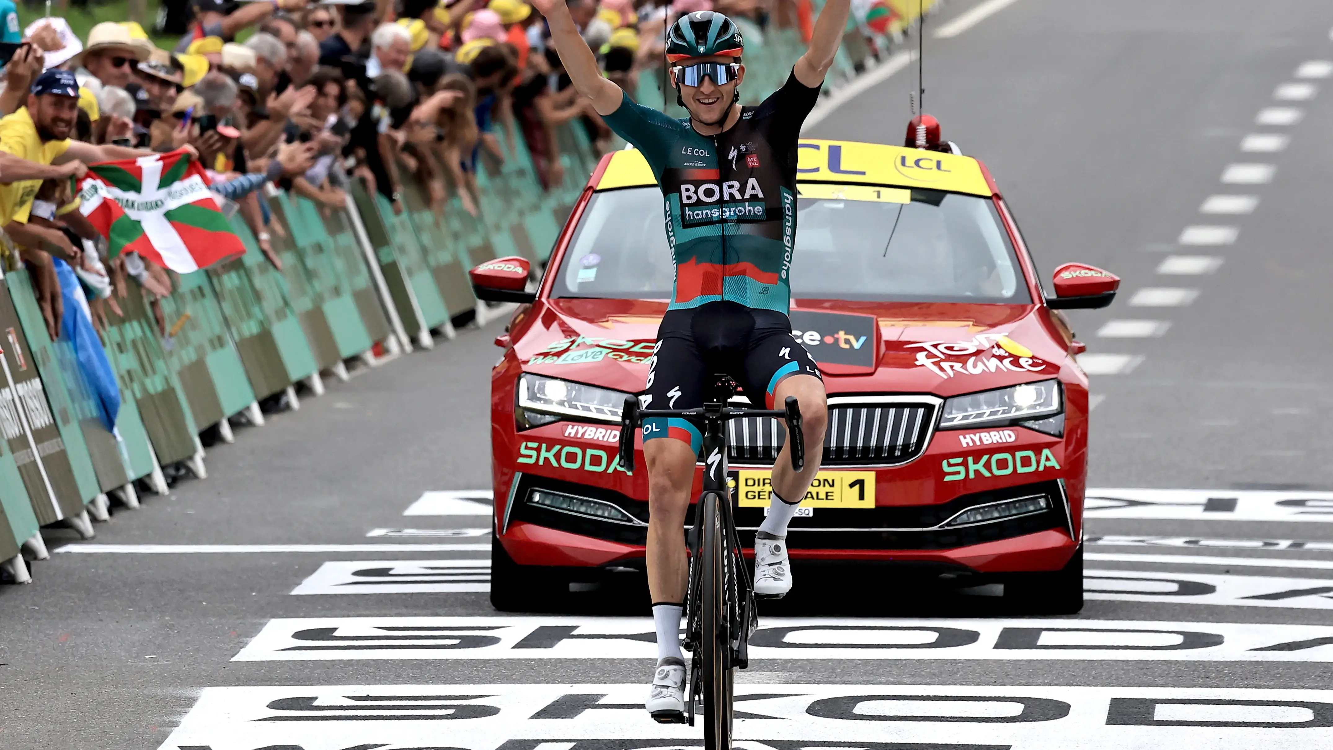 Jai Hindley celebra su victoria en Laruns en la etapa 5 del Tour de Francia Jai Hindley celebra su victoria en Laruns en la etapa 5 del Tour de Francia