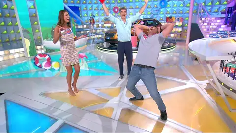 ¡Juli se pasa el concurso! El coche desata la locura en la Gran Final de ‘La ruleta de la suerte’  El concursante ha estado por detrás de sus compañeras casi todo el programa y ya se le daba por muerto. Pero ha sabido darle la vuelta a la perfección.