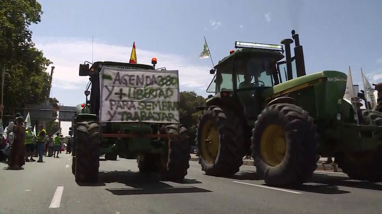 Agricultores y ganaderos se manifiestan con una 'tractorada' en Madrid para protestar contra el Ejecutivo