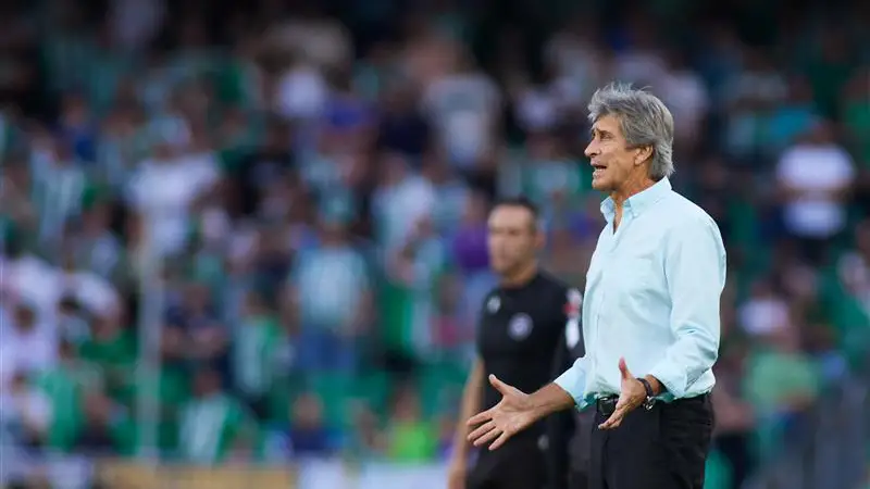 Manuel Pellegrini durante un partido con el Real Betis Manuel Pellegrini durante un partido con el Real Betis