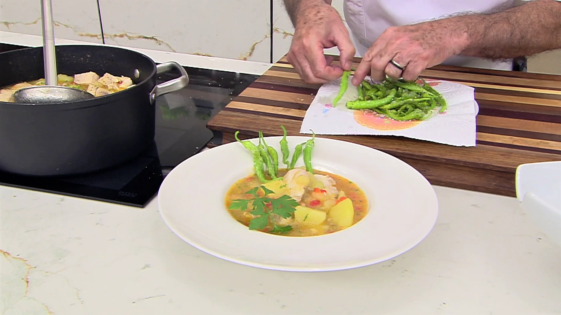 Un clásico de la costa del cantábrico: Marmitako de bonito con guindillas Karlos Arguiñano nos hace viajar al norte de la península con un plato completo, rico y para toda la familia.