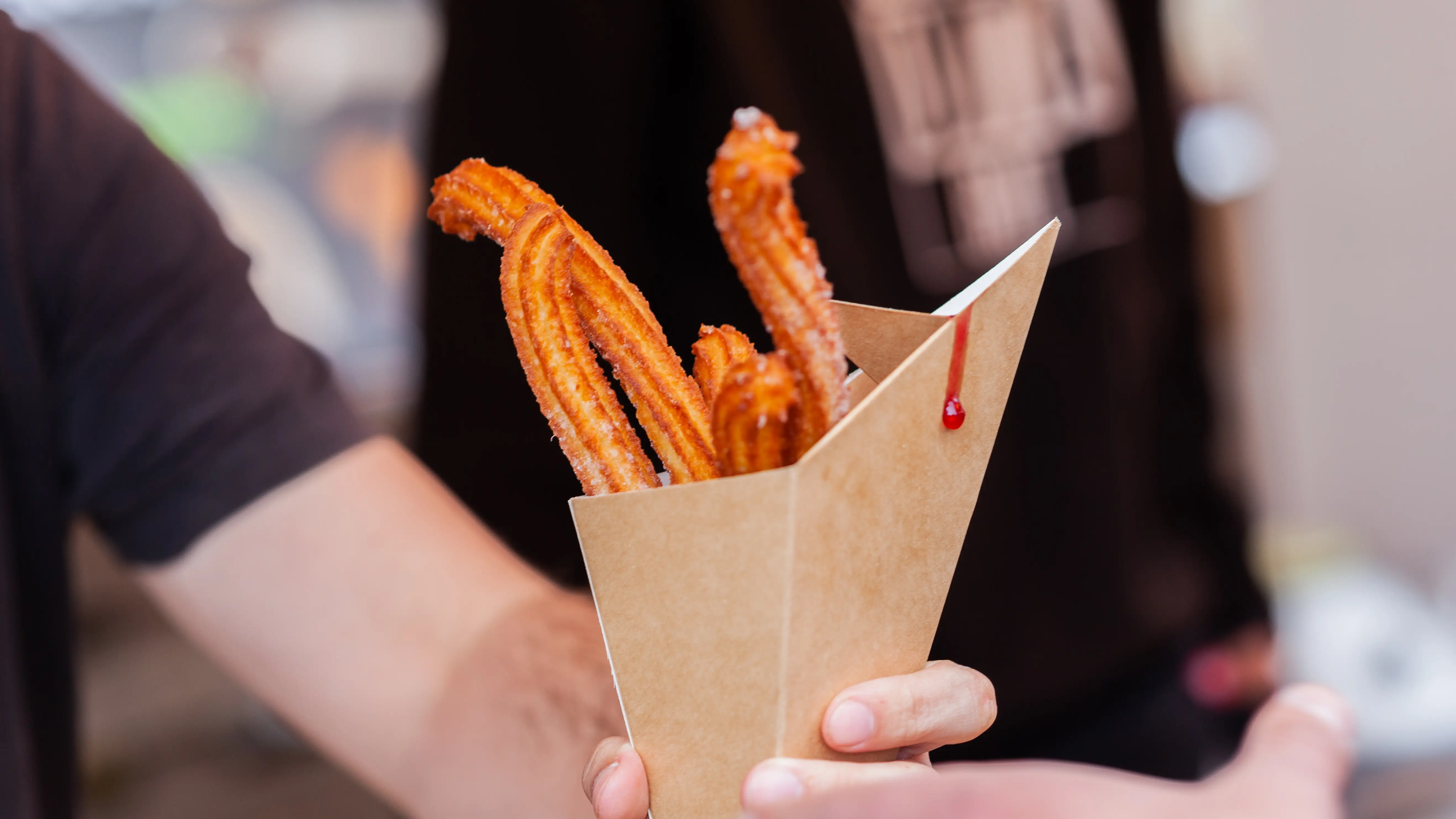 Persona sosteniendo un paquete de churros