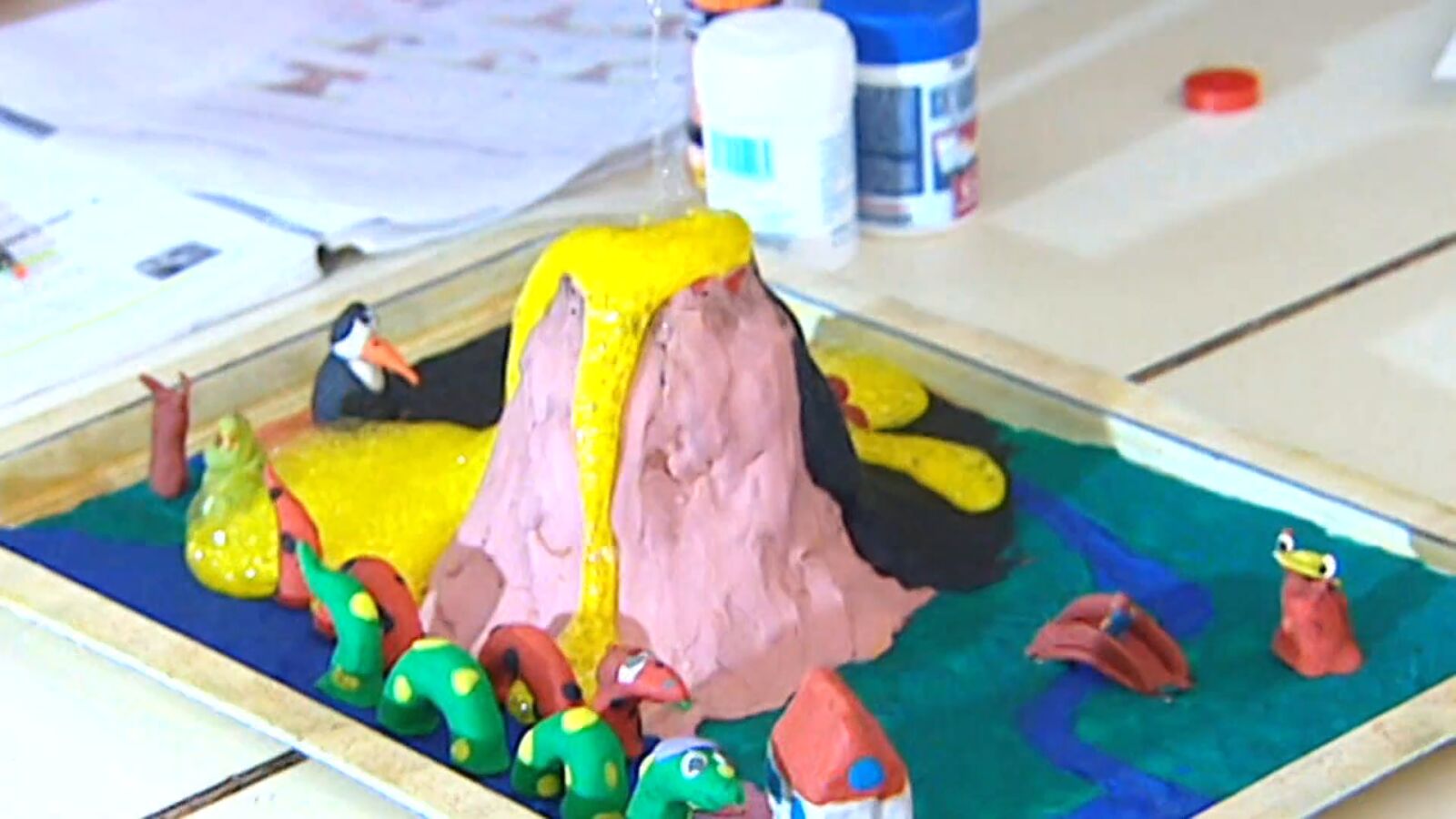 Cuatro niños heridos en Girona por culpa de la erupción de un volcán de bicarbonato