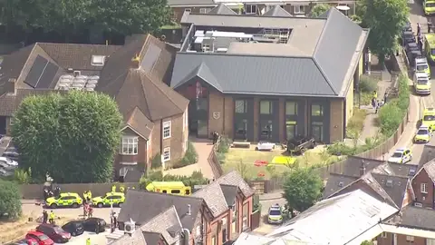 Un coche se choca contra un colegio en Londres Antena3 Noticias