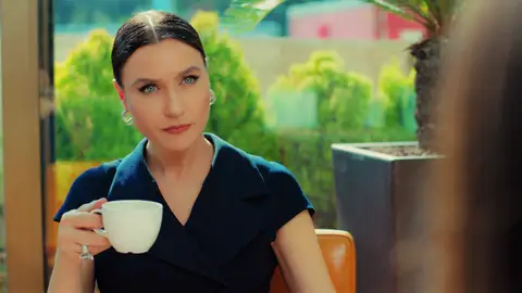 Una amiga de Ender le ofrece una gran oportunidad laboral a cambio de una cita con Kaya, ¿lo hará? Una amiga de Ender le ofrece una gran oportunidad laboral a cambio de una cita con Kaya, ¿lo hará?