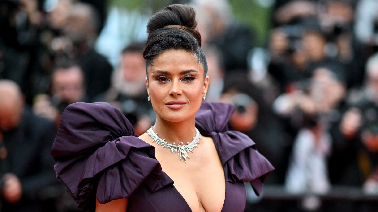 El bikinazo de infarto de Salma Hayek por el 77 aniversario de la prenda de baño