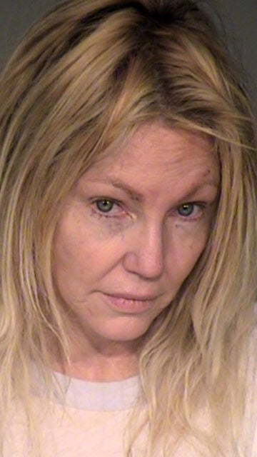 Heather Locklear en una foto de fichaje policial después de su arresto por agresión doméstica y agresión a un oficial en febrero de 2018