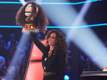 Rosario con su marioneta en 'La Voz Kids'