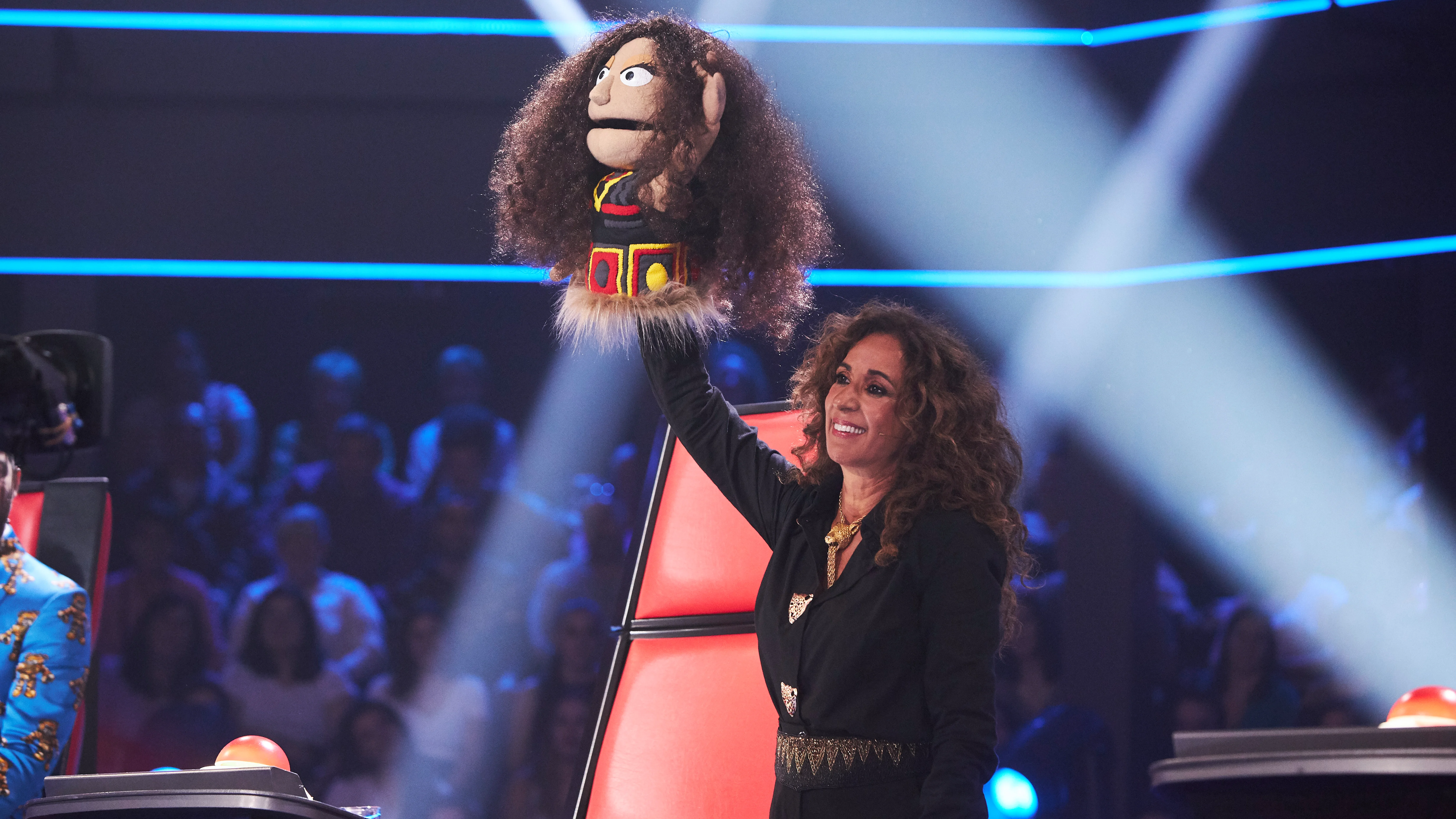 Rosario con su marioneta en 'La Voz Kids'