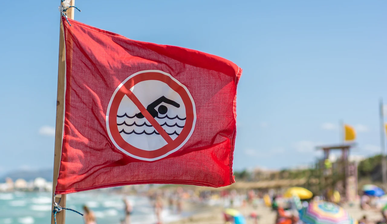 Bandera roja de prohibido el baño en la playa