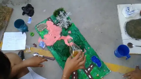 Niños pintando