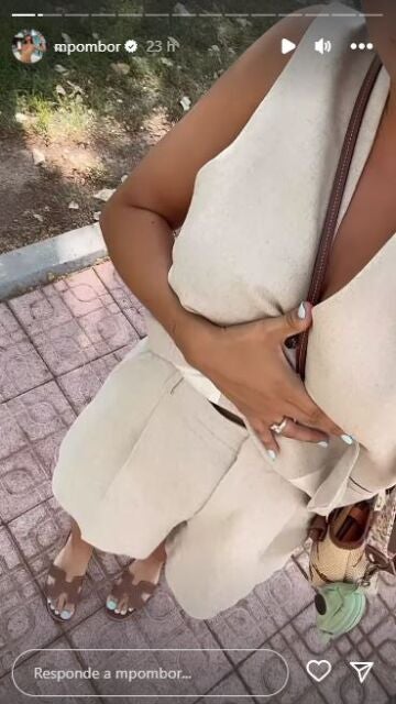 Marta Pombo enseña las bermudas de lino que se ha comprado
