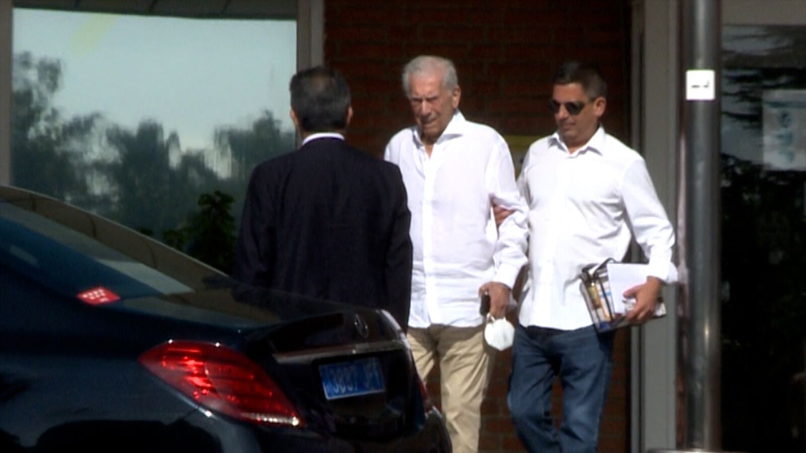 Mario Vargas Llosa recibe el alta hospitalaria tras 6 días ingresado por COVID-19
