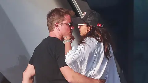 Matt Damon y su mujer Luciana Barroso, muy cómplices en un yate de vacaciones Matt Damon y su mujer Luciana Barroso, muy cómplices en un yate de vacaciones