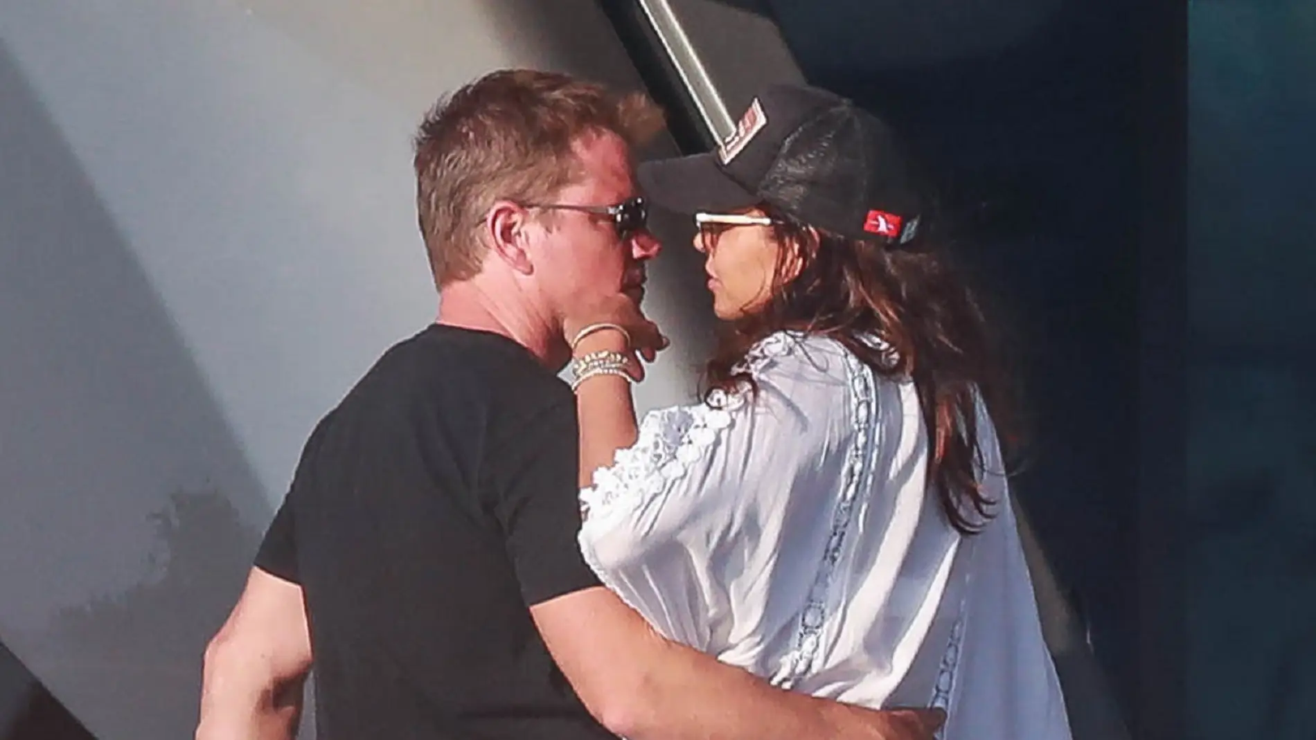Matt Damon y su mujer Luciana Barroso, muy cómplices en un yate de vacaciones
