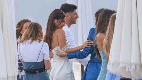 Sandra Garal y Marco Asensio junto a sus invitados Sandra Garal y Marco Asensio junto a sus invitados