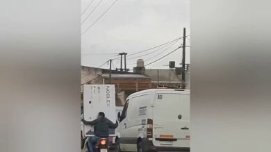 Vídeo: un hombre toma la terrible decisión de llevar una televisión de 65 pulgadas en su moto y lo que ocurre arrasa en redes