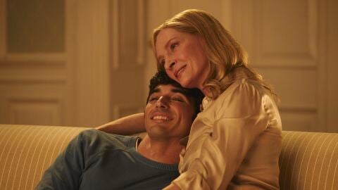 Uma Thurman y Taylor Zakhar Perez en 'Rojo, blanco y sangre azul'