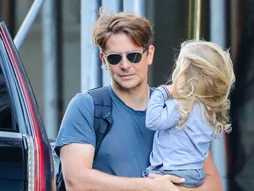 Bradley Copper con su hija con Irina Shayk en brazos por la calle Bradley Copper con su hija con Irina Shayk en brazos por la calle