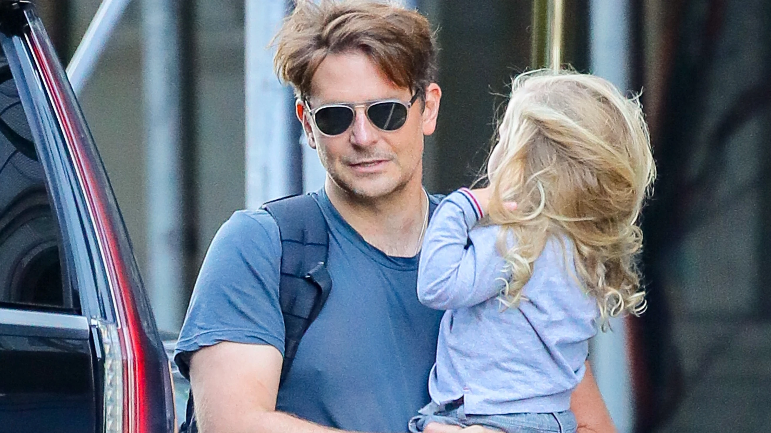 Bradley Copper con su hija con Irina Shayk en brazos por la calle Bradley Copper con su hija con Irina Shayk en brazos por la calle