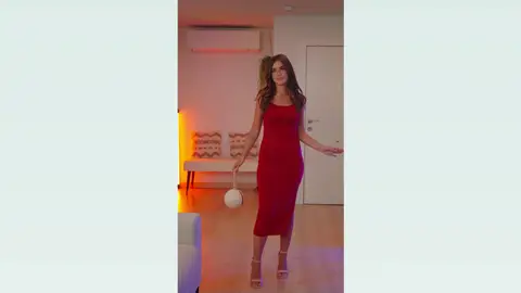 Rocío Camacho con un vestido de SHEIN con abertura lateral Rocío Camacho con un vestido de SHEIN con abertura lateral