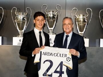 Arda Güler, junto a Florentino Pérez, en su presentación con el Real Madrid