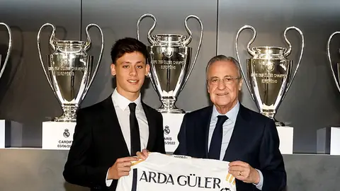 Arda Güler, junto a Florentino Pérez, en su presentación con el Real Madrid Arda Güler, junto a Florentino Pérez, en su presentación con el Real Madrid