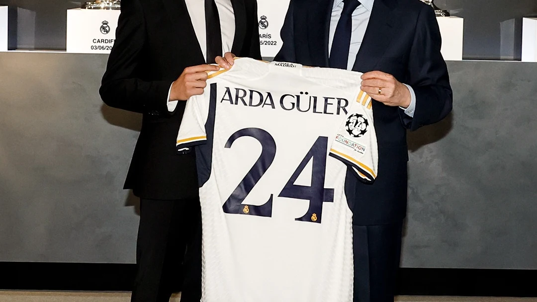 Arda G&uuml;ler, junto a Florentino P&eacute;rez, en su presentaci&oacute;n con el Real Madrid