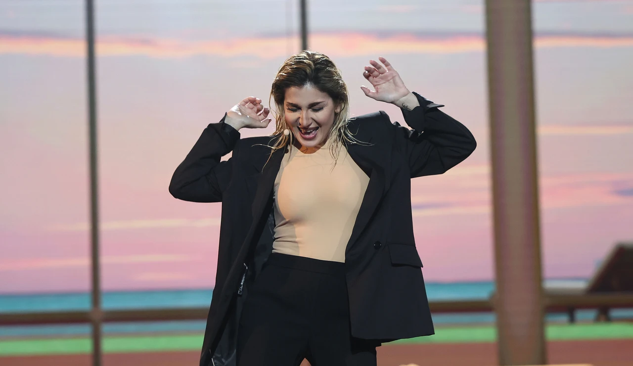 Sandra Golpe impacta con la fuerza escénica de Miley Cyrus cantando ‘Flowers’