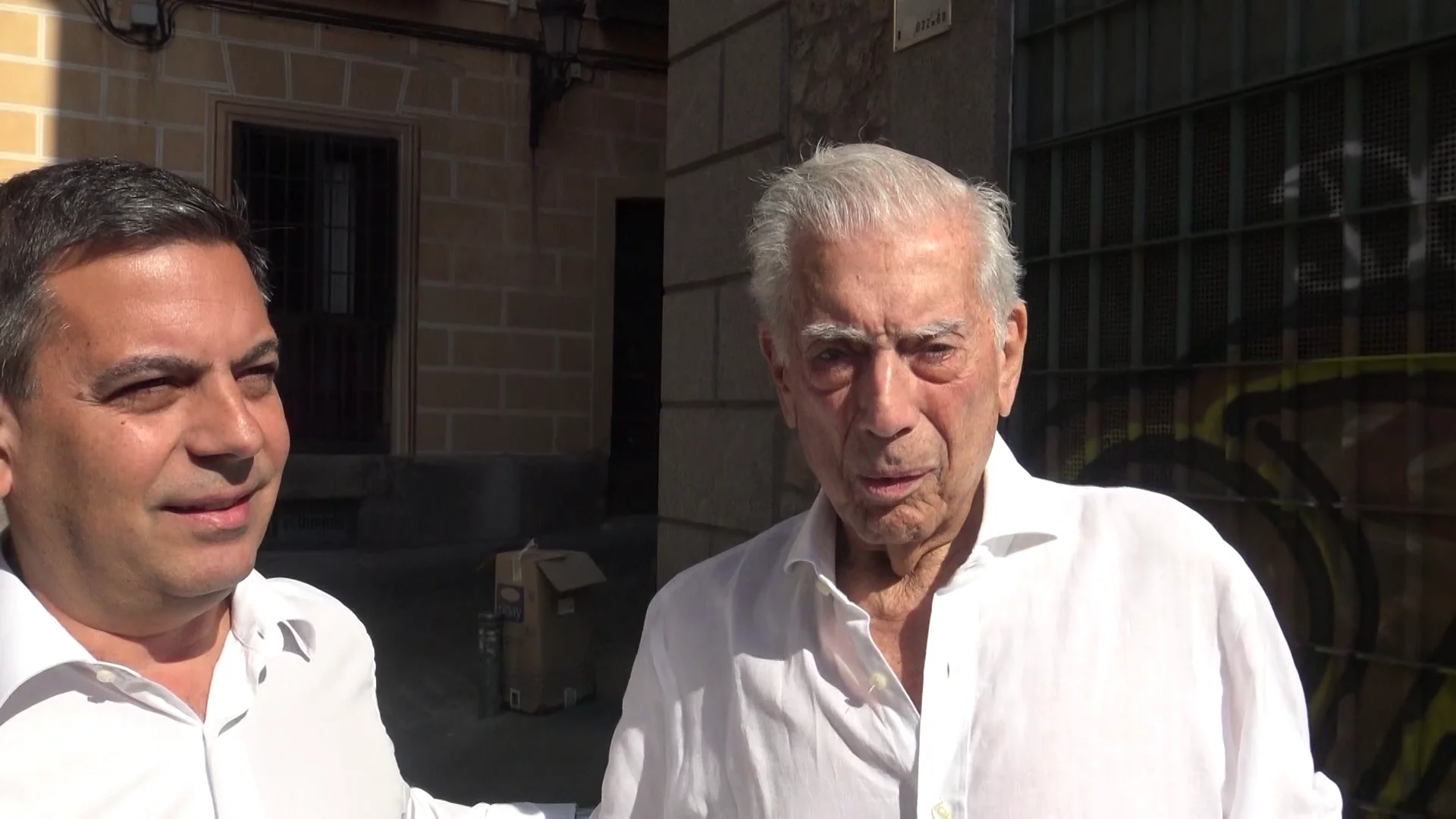 Mario Vargas Llosa, con su hijo Gonzalo Mario Vargas Llosa, con su hijo Gonzalo