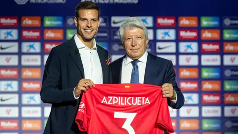César Azpilicueta, en su presentación con el Atlético de Madrid César Azpilicueta, en su presentación con el Atlético de Madrid