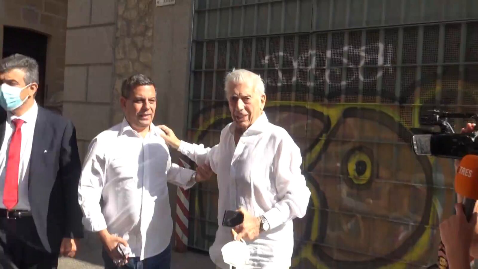 Mario Vargas Llosa dado de alta y en casa tras recuperarse de Covid-19: 