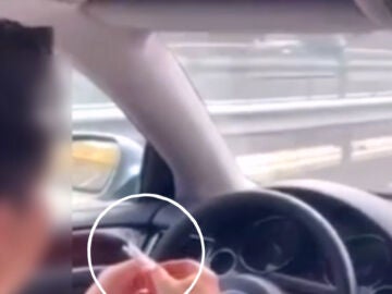 Se lía un cigarrillo mientras conduce con las rodillas