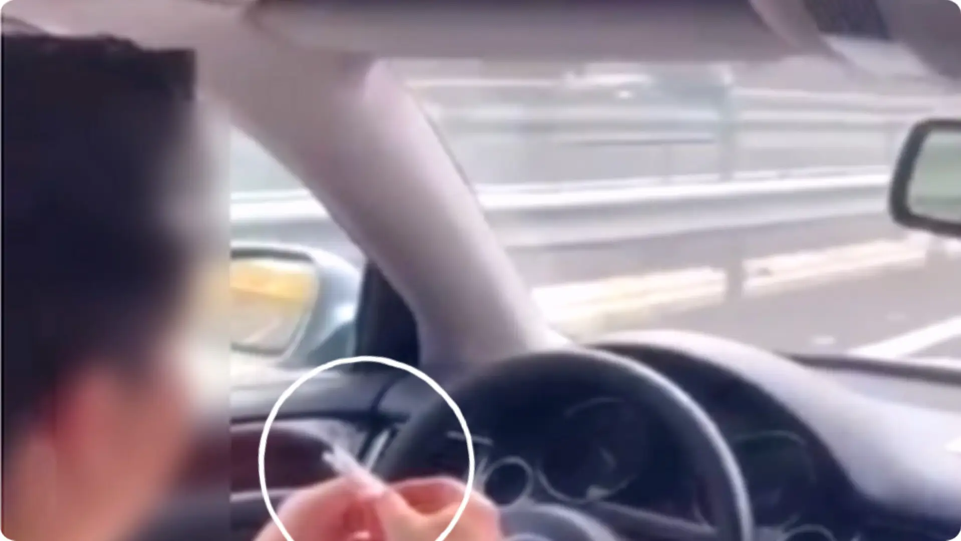 Se l&iacute;a un cigarrillo mientras conduce con las rodillas