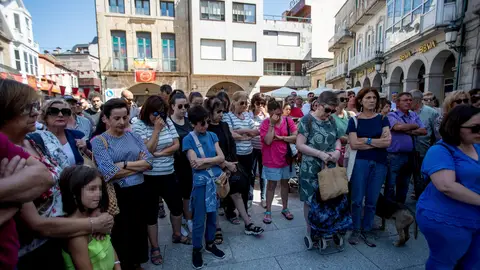 Vecinos de O Porriño guardan un minuto de silencio por el fallecimiento del menor Vecinos de O Porriño guardan un minuto de silencio por el fallecimiento del menor