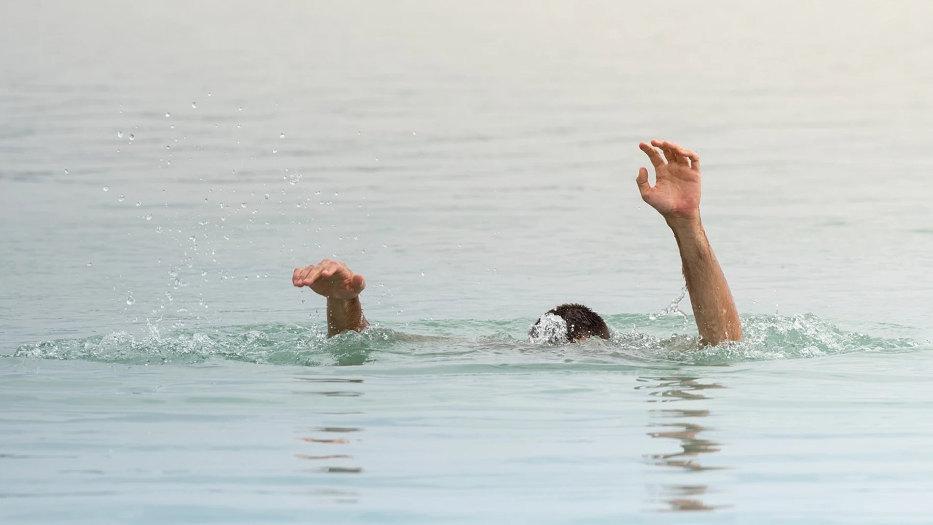 Imagen de archivo de un joven en el mar Imagen de archivo de un joven en el mar